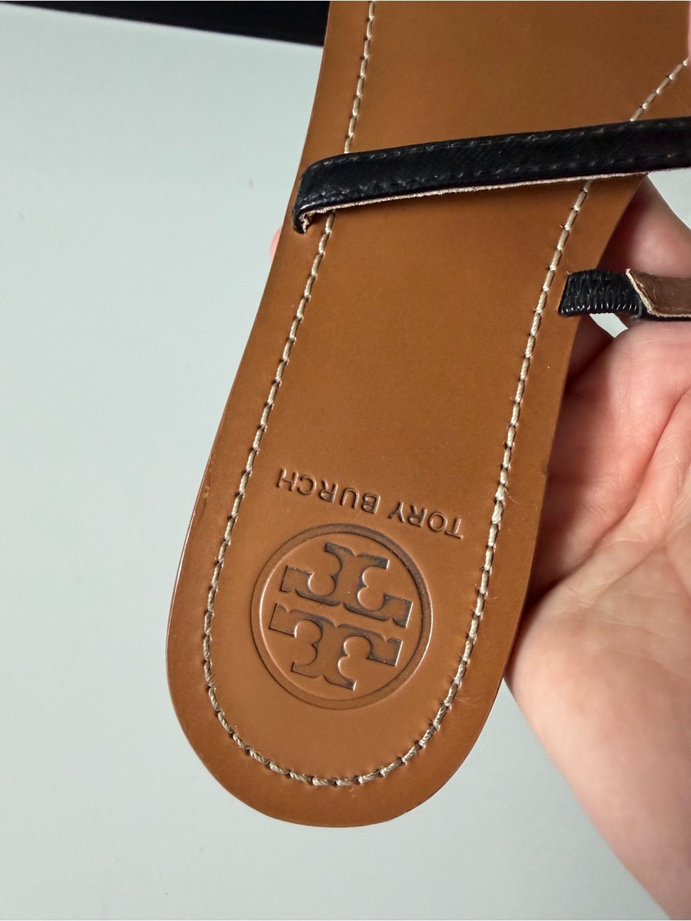 Tory Burch Black Patent Leather Gold Logo T-Strap Sandals Size 9.5 - Picture 9 of 9